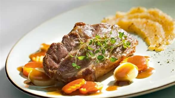 Duszona karkówka z cynamonem i musem z pieczonych jabłek