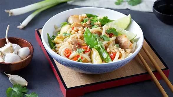 Udon z kurczakiem w ostrym sosie