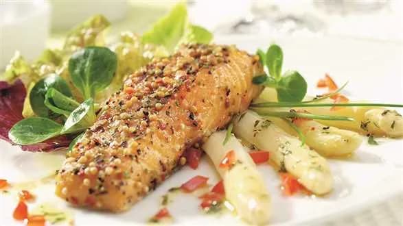 Medaliony z wędzonego łososia na sałatce z marynowanych szparagów