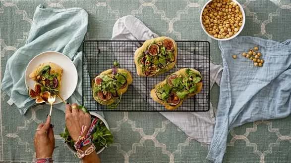 Chlebki naan z gorgonzolą i figami