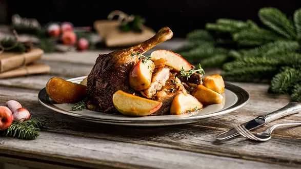 Kaczka na chrupiąco z karmelizowanymi jabłkami