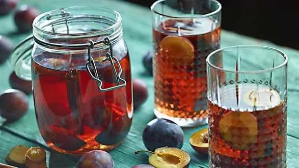 Korzenny kompot ze śliwek – przepis