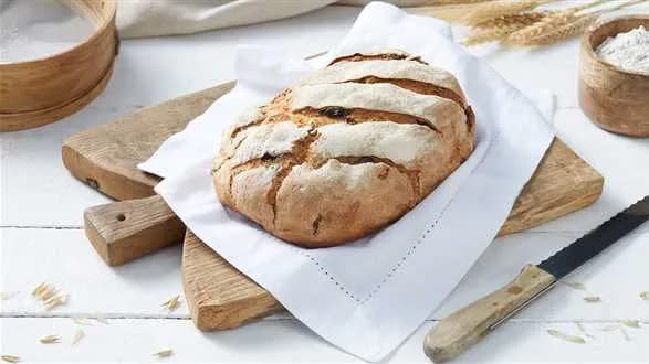 Rustykalny chleb na zakwasie z bakaliami