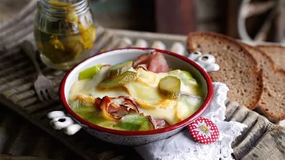 Raclette z porami i boczkiem w śmietanie