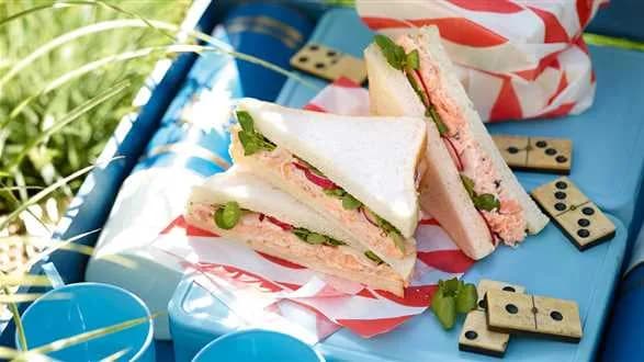 Kanapka z pstrągiem z rzodkiewką i rzeżuchą