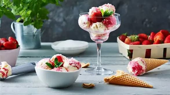 Domowe lody waniliowo-truskawkowe