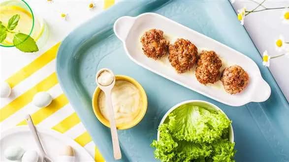 Kotleciki z białej kiełbasy w sosie chrzanowym