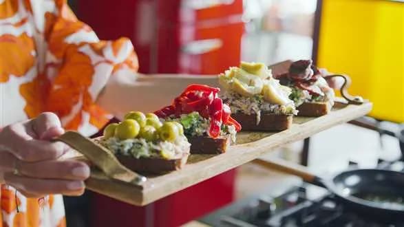 Tosty z pastą z tuńczyka i dodatkami