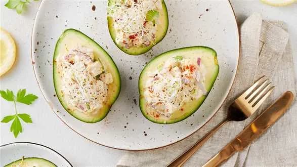 Awokado faszerowane pastą bezjajeczną