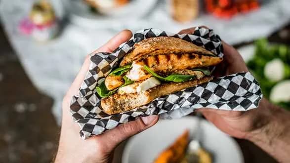 Burger z kurczakiem i mozzarellą