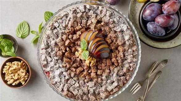 Ciasto orzechowe z jabłkami i śliwkami