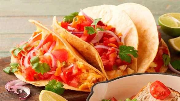 Śniadaniowe tacos z jajecznicą