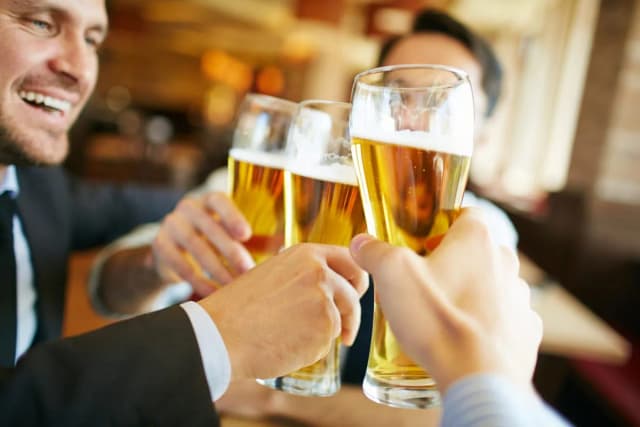 Czy alkohol tuczy? Sprawdź, jak wpływa na Twoją wagę i zdrowie Czy alkohol tuczy? Sprawdź, jak wpływa na Twoją wagę i zdrowie