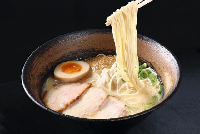 Ile kcal ma ramen? Poznaj kaloryczność różnych rodzajów tej japońskiej zupy Ile kcal ma ramen? Poznaj kaloryczność różnych rodzajów tej japońskiej zupy