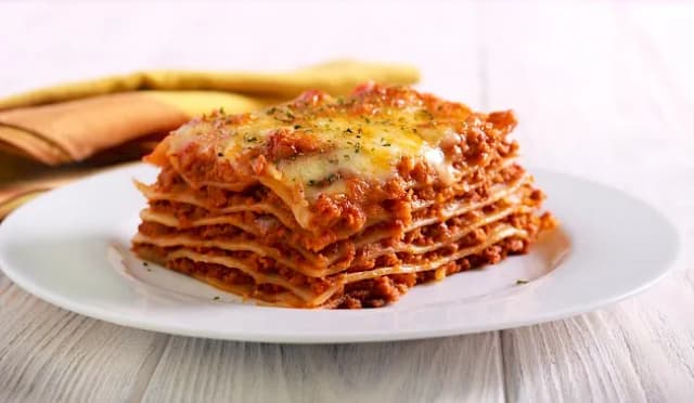 Ile kalorii ma lasagne? Poznaj wartość energetyczną popularnego dania Ile kalorii ma lasagne? Poznaj wartość energetyczną popularnego dania