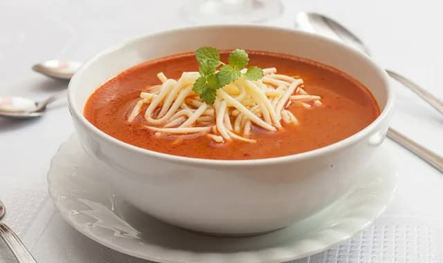 Zupa pomidorowa z makaronem: ile kalorii kryje Twój talerz? Zupa pomidorowa z makaronem: ile kalorii kryje Twój talerz?