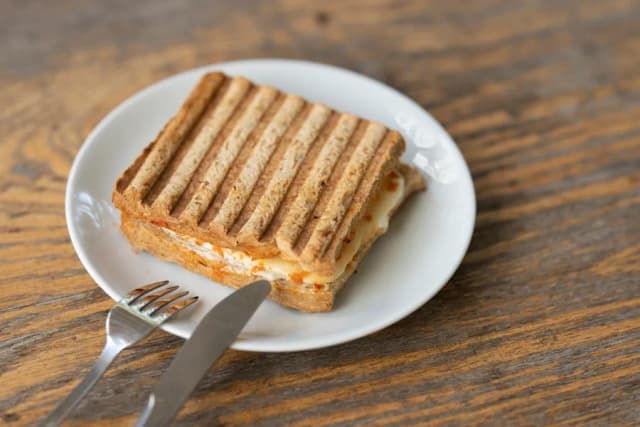 Ile jeden tost ma kalorii? Odkryj, dlaczego warto znać kaloryczność Ile jeden tost ma kalorii? Odkryj, dlaczego warto znać kaloryczność