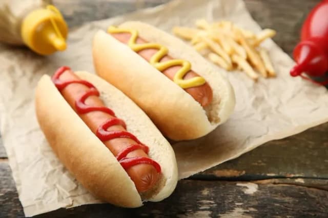 Ile kalorii ma hot dog z IKEA? Zaskakujące wartości kaloryczne! Ile kalorii ma hot dog z IKEA? Zaskakujące wartości kaloryczne!