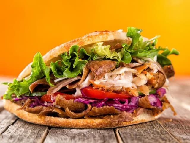 Ile kcal ma kebab rollo? Pełna analiza kaloryczności wszystkich rodzajów Ile kcal ma kebab rollo? Pełna analiza kaloryczności wszystkich rodzajów