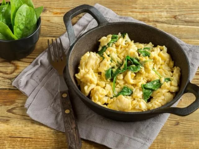 Jajecznica ile kcal? Poznaj dokładną kaloryczność porcji Jajecznica ile kcal? Poznaj dokładną kaloryczność porcji