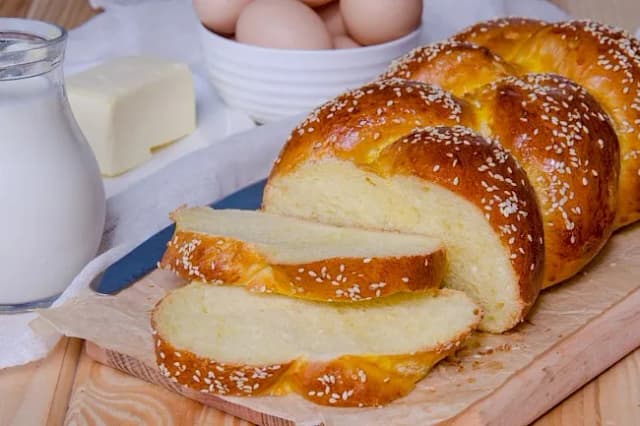 Ile kcal ma chałka? Poznaj dokładną wartość kaloryczną pieczywa Ile kcal ma chałka? Poznaj dokładną wartość kaloryczną pieczywa