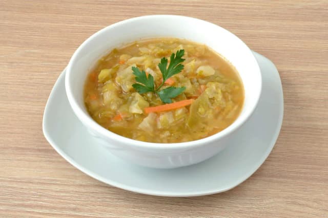 Ile kcal ma kapuśniak? Poznaj kaloryczność polskiej zupy kapuścianej Ile kcal ma kapuśniak? Poznaj kaloryczność polskiej zupy kapuścianej