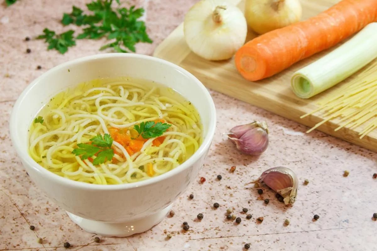 Ile kcal ma miska rosołu? Poznaj prawdziwą wartość kaloryczną zupy domowej Ile kcal ma miska rosołu? Poznaj prawdziwą wartość kaloryczną zupy domowej