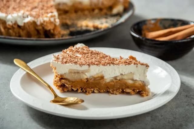 Tarta bananowa przepis: Szybki deser z kajmakiem i czekoladą Tarta bananowa przepis: Szybki deser z kajmakiem i czekoladą