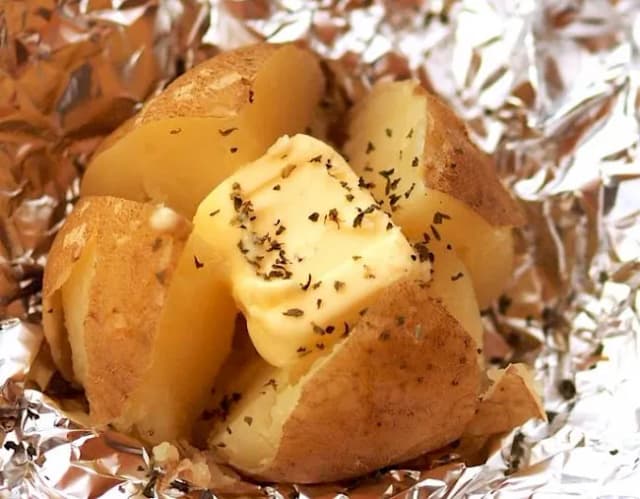 Ile kcal ma pieczone ziemniaki? Poznaj dokładną kaloryczność Ile kcal ma pieczone ziemniaki? Poznaj dokładną kaloryczność