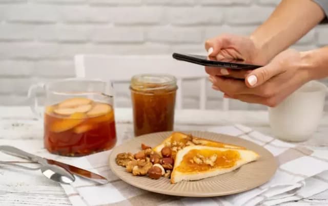 Ile kcal ma łyżka miodu? Poznaj kaloryczność i wartości odżywcze Ile kcal ma łyżka miodu? Poznaj kaloryczność i wartości odżywcze