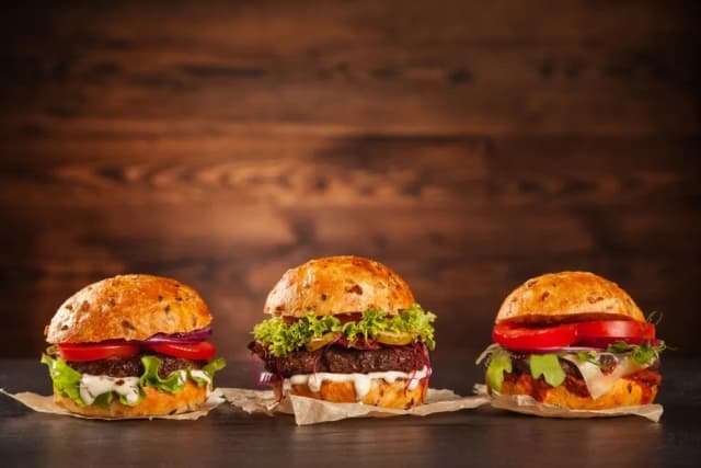 Ile kcal ma burger z burgerowni? Poznaj prawdę o kaloryczności Ile kcal ma burger z burgerowni? Poznaj prawdę o kaloryczności