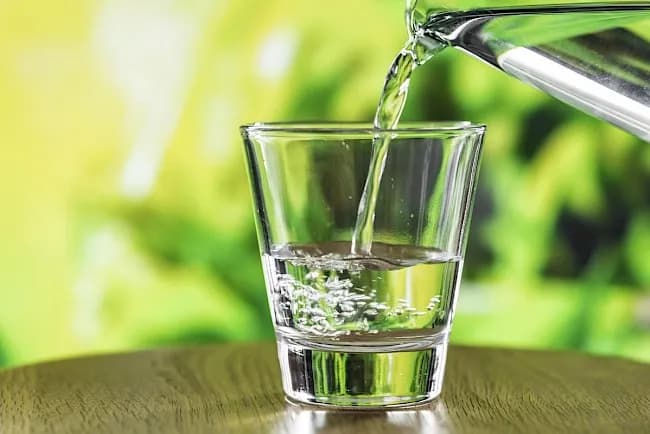 Ile kcal ma woda? Zaskakująca prawda o kaloryczności napojów Ile kcal ma woda? Zaskakująca prawda o kaloryczności napojów