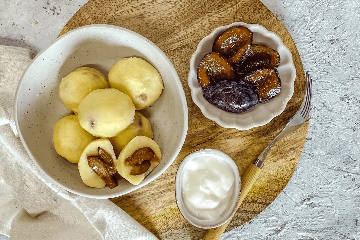 Knedle ze śliwkami fit - jak przygotować zdrową wersję deseru? Knedle ze śliwkami fit - jak przygotować zdrową wersję deseru?