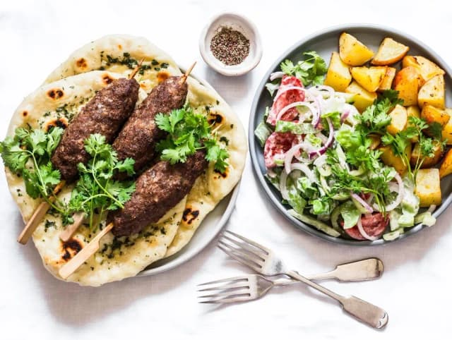 Ile kalorii ma kebab z frytkami? Zaskakujące wartości kaloryczne Ile kalorii ma kebab z frytkami? Zaskakujące wartości kaloryczne