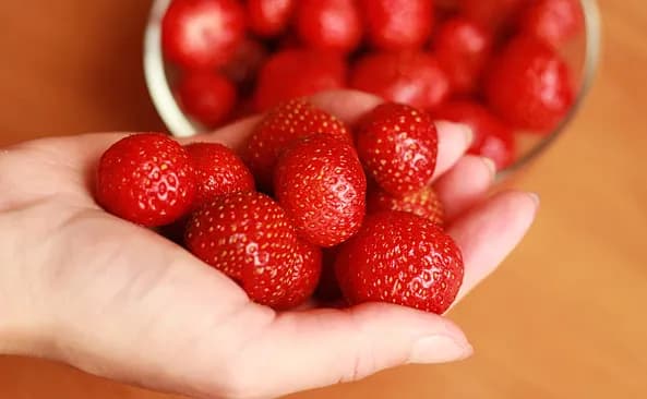 Ile kcal ma 1 truskawka? Zaskakująca kaloryczność owocu Ile kcal ma 1 truskawka? Zaskakująca kaloryczność owocu