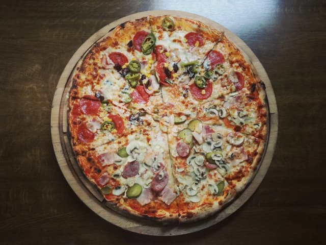 Ile kcal ma pizza 40 cm? Poznaj rzeczywistą kaloryczność różnych rodzajów Ile kcal ma pizza 40 cm? Poznaj rzeczywistą kaloryczność różnych rodzajów