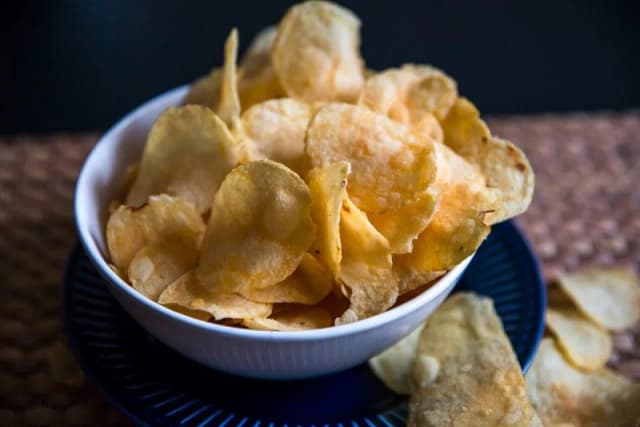 Ile kcal mają chipsy? Zaskakująca prawda o kaloryczności przekąsek Ile kcal mają chipsy? Zaskakująca prawda o kaloryczności przekąsek