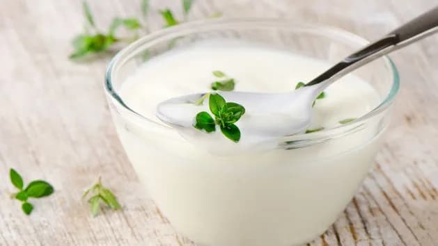 Czy jogurt grecki tuczy? Poznaj prawdę o jego kaloriach i diecie Czy jogurt grecki tuczy? Poznaj prawdę o jego kaloriach i diecie