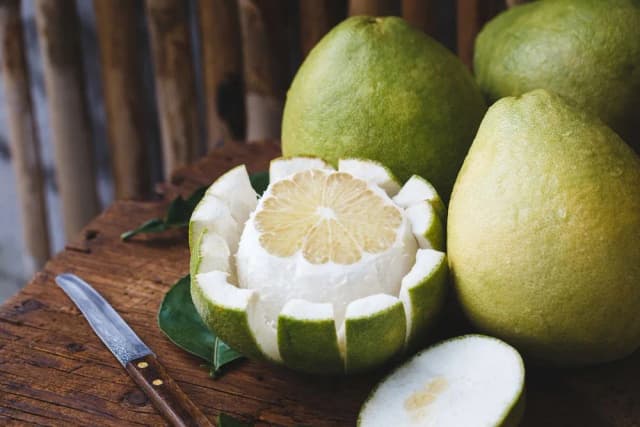Ile kalorii ma pomelo? Zaskakujące fakty o jego kaloryczności Ile kalorii ma pomelo? Zaskakujące fakty o jego kaloryczności