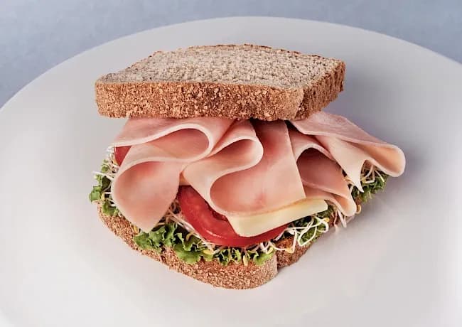Kanapka z szynką: Ile kalorii i jak wpływa na dietę? Kanapka z szynką: Ile kalorii i jak wpływa na dietę?