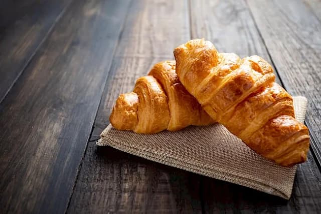 Ile kalorii ma rogal? Porównaj różne rodzaje i ich kaloryczność Ile kalorii ma rogal? Porównaj różne rodzaje i ich kaloryczność