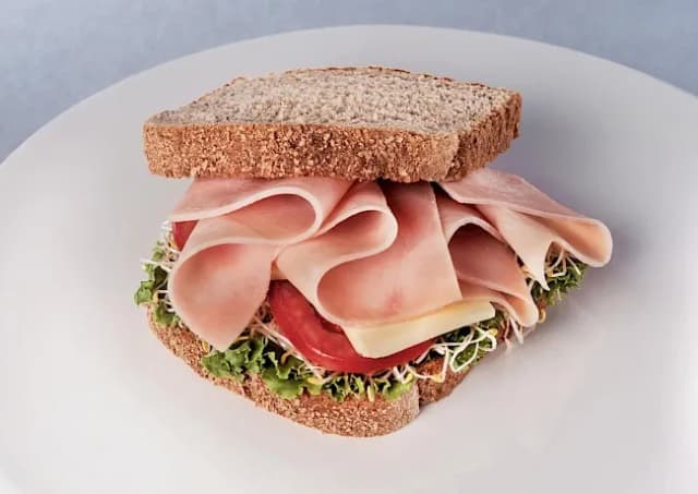 Ile kcal ma kanapka? Poznaj kaloryczność różnych rodzajów Ile kcal ma kanapka? Poznaj kaloryczność różnych rodzajów